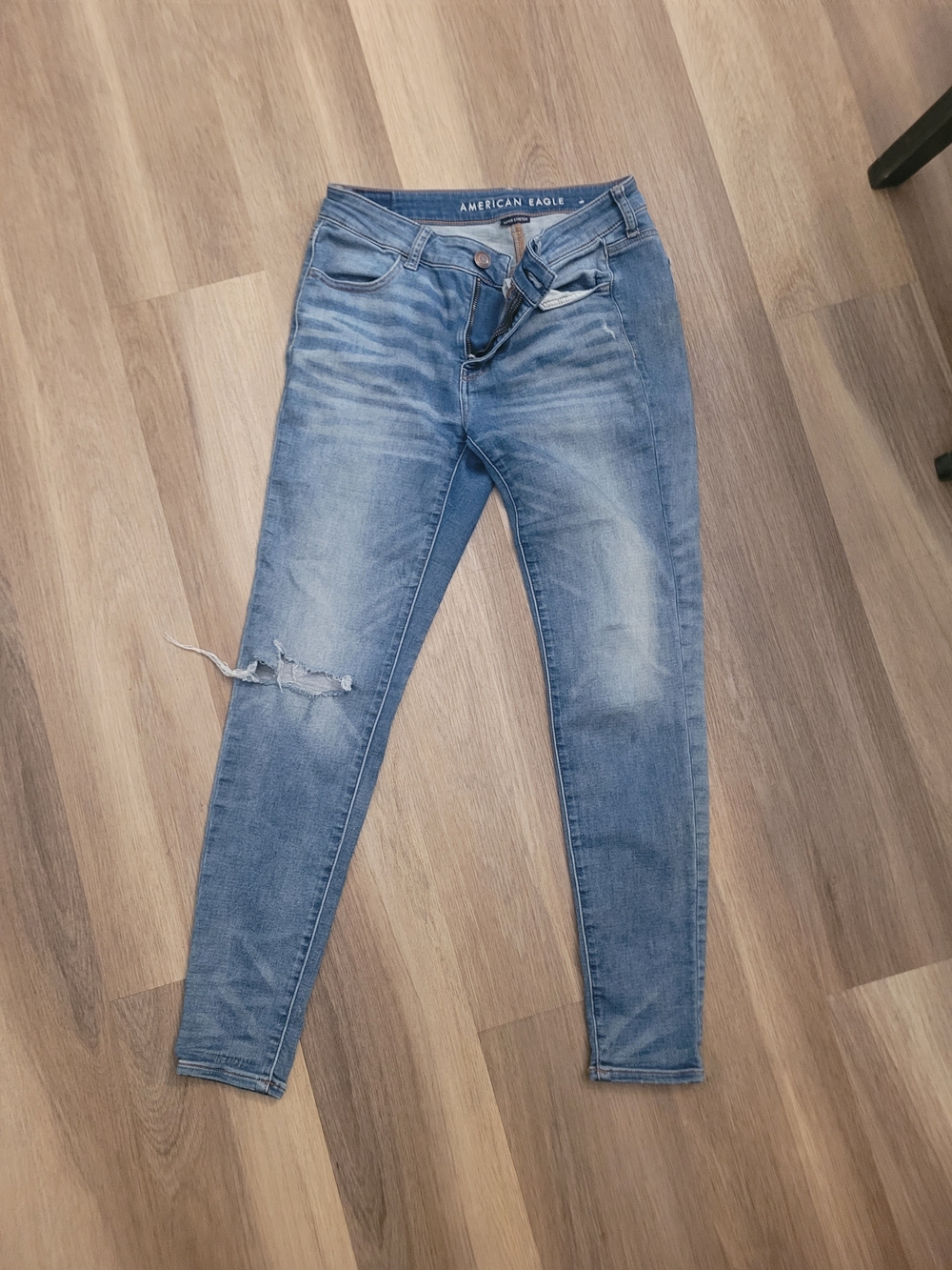 American Eagle Outfitters Women's Light Blue Ripped Skinny Jeans